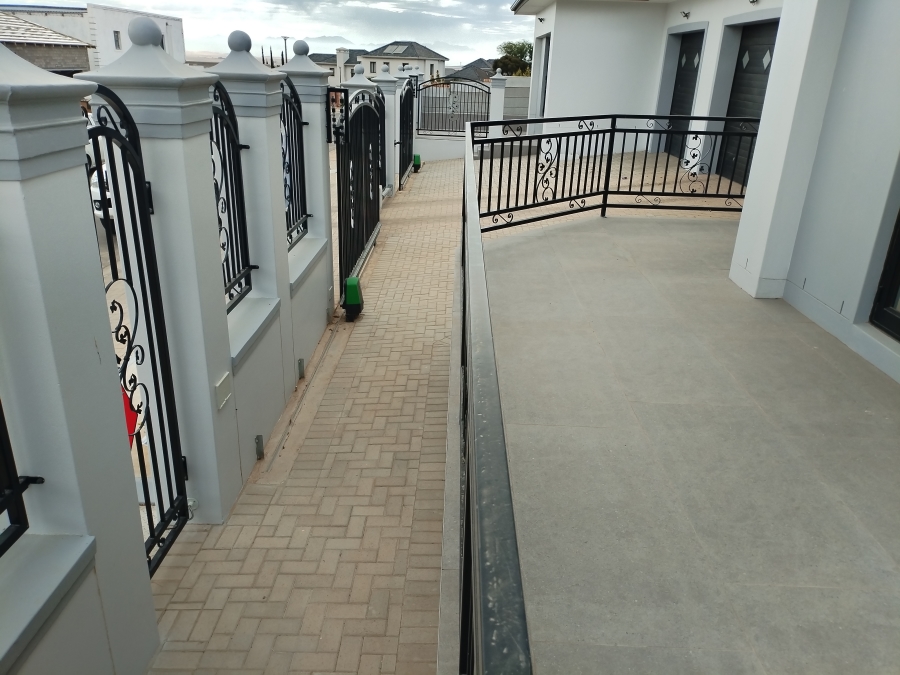 5 Bedroom Property for Sale in Tafelzicht Western Cape